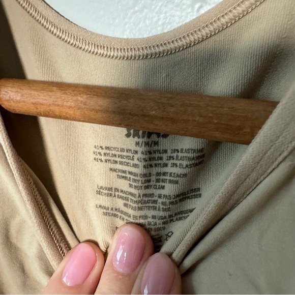 NWOT SKIMS SEAMLESS SCULPT SCOOP NECK THONG BODYSUIT M - Picture 6 of 6